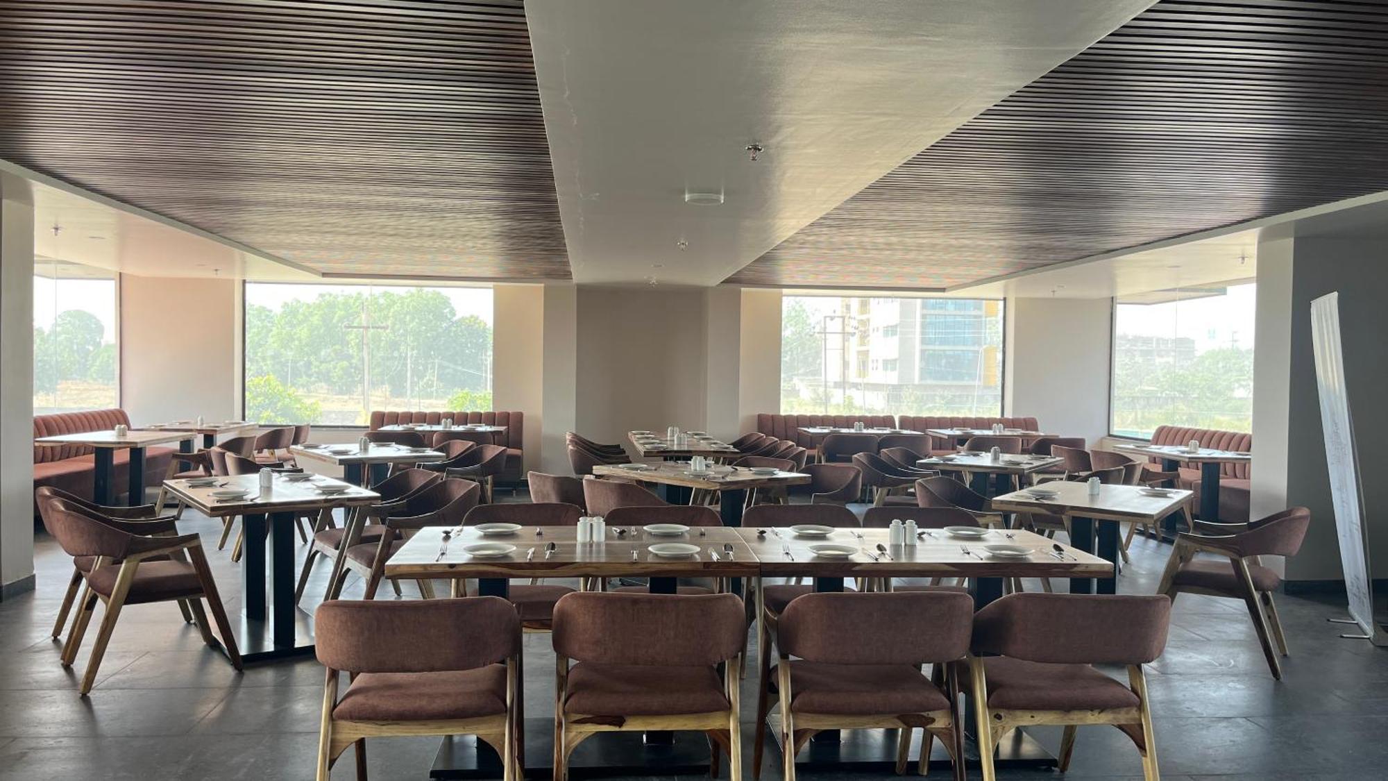 Clarks Inn Suites Jaipur Ngoại thất bức ảnh