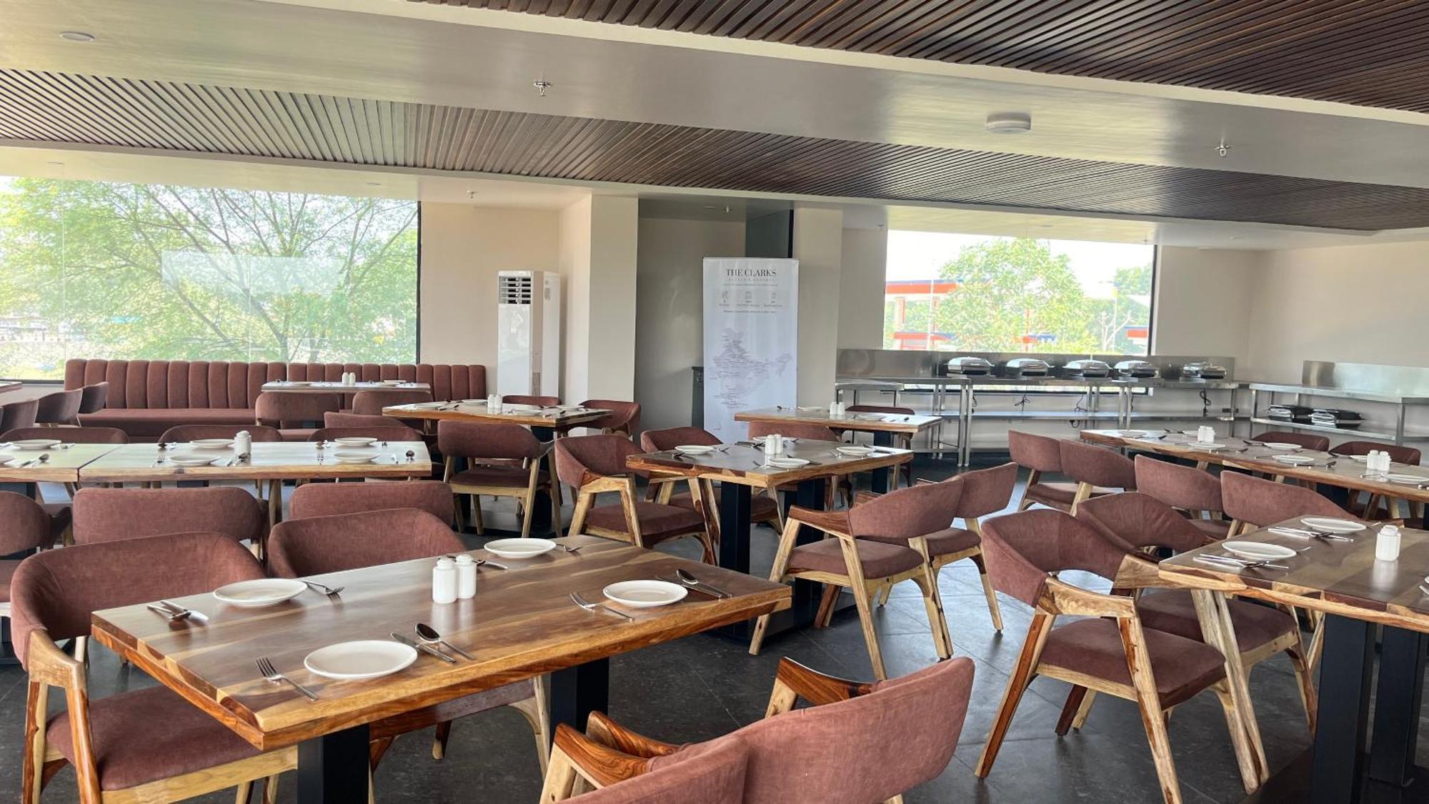 Clarks Inn Suites Jaipur Ngoại thất bức ảnh