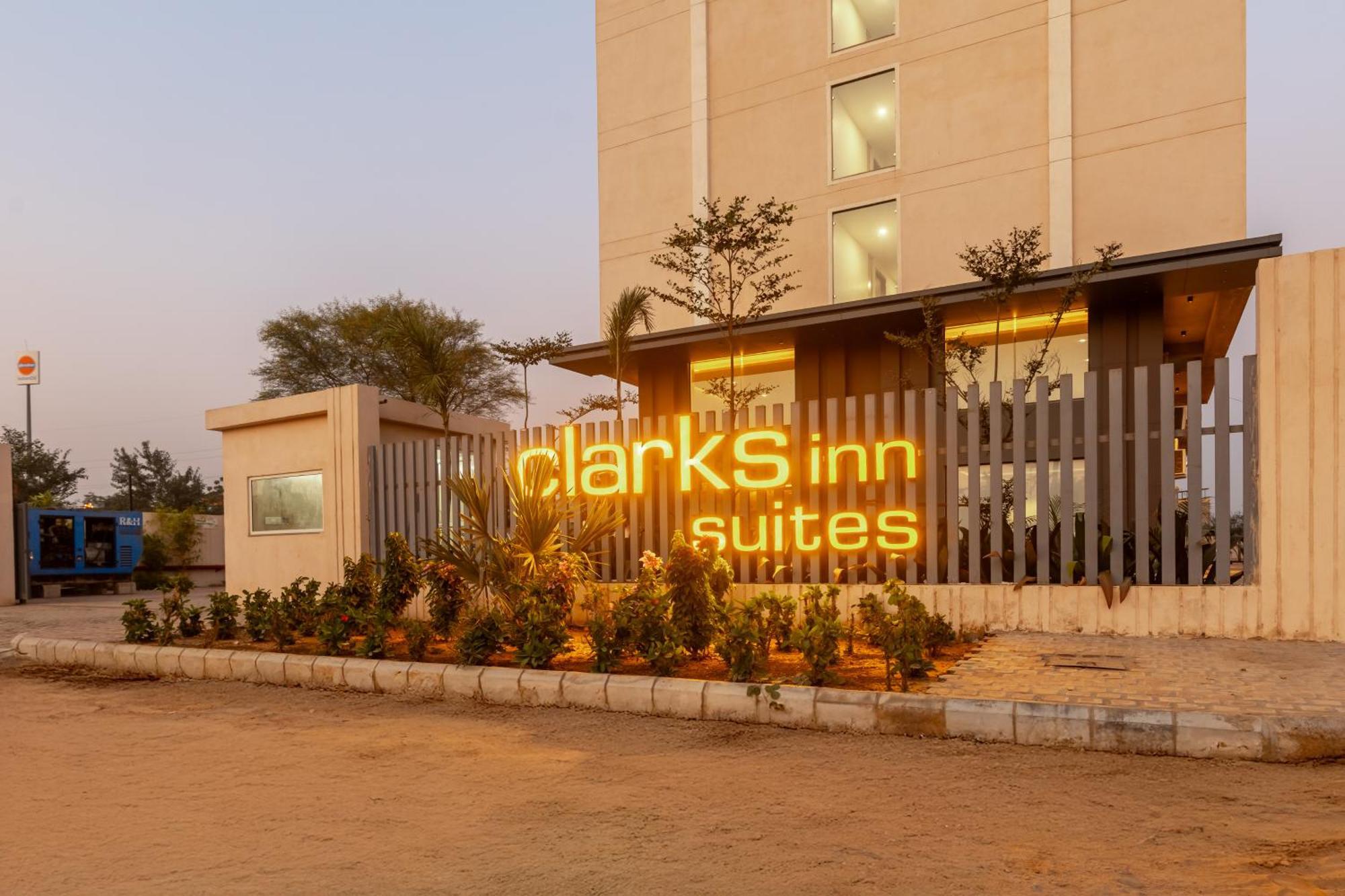 Clarks Inn Suites Jaipur Ngoại thất bức ảnh